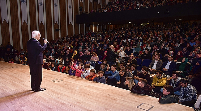 NİHAT HATİPOĞLU'NUN KONFERANSINA YOĞUN İLGİ