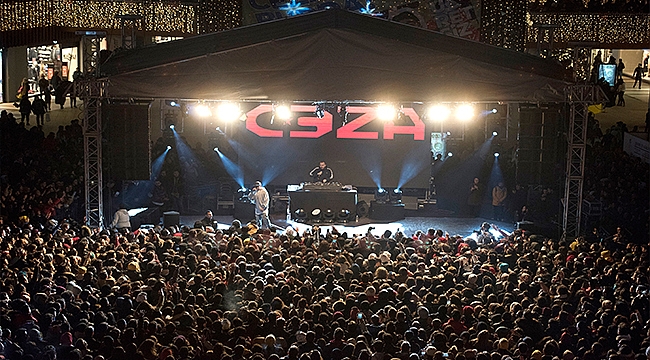 17 BURDA AVM, YENİ YILI CEZA KONSERİ İLE KARŞILADI