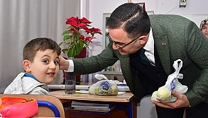 BİGA BELEDİYESİ'NDEN ÖĞRENCİLERE ELMA İKRAMI