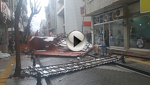 BİGA'DA KORKU DOLU ANLAR ÇARŞI ORTASINDA ÇATI UÇTU!