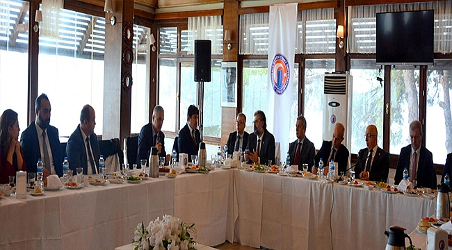 ÇOMÜ REKTÖRÜ PROF. DR. SEDAT MURAT KAYMAKAMLARLA BİR ARAYA GELDİ