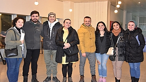 'AKŞAM YEMEĞİ' OYUNU PEŞPEŞE İKİ GÜN ÇANAKKALE'DE SAHNE ALDI