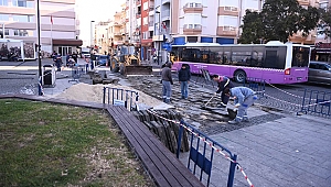 İSKELE MEYDANI'NDA DURAK ALANI DÜZENLEME ÇALIŞMASI GERÇEKLEŞTİRİLİYOR