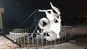 UÇAN AT HEYKELİ FIRTINAYA DAYANAMADI