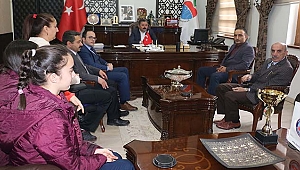 VOLEYBOLCU KIZLARDAN, BAŞKAN UYGUN'A ZİYARET