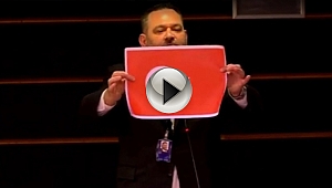 YUNAN VEKİLDEN TÜRK BAYRAĞIMIZA SAYGISIZLIK!