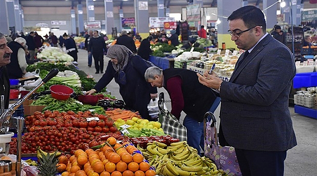 BAŞKAN ERDOĞAN, PAZAR YERİNDE TALEPLERİ DİNLEDİ, NOTLARINI ALDI