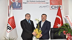 BÜLENT ÖZ YENİ SEÇİLEN CHP İLÇE ÖRGÜTÜNE İADE-İ ZİYARET GERÇEKLEŞTİRDİ