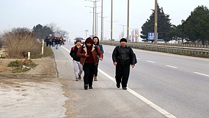 GÖÇMENLER SINIR KÖYLERİNE DOĞRU YÜRÜYORLAR