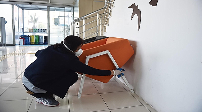 BELEDİYE BİNASINDA VİRÜSE KARŞI DEZENFEKTE ÇALIŞMALARI GERÇEKLEŞTİRİLİYOR