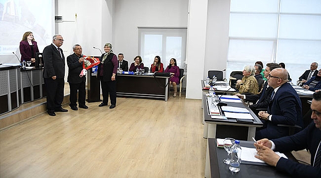 İSMAİL USTA'YA MECLİS TOPLANTISINDA PLAKET VERİLDİ