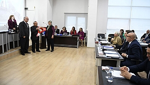 İSMAİL USTA'YA MECLİS TOPLANTISINDA PLAKET VERİLDİ