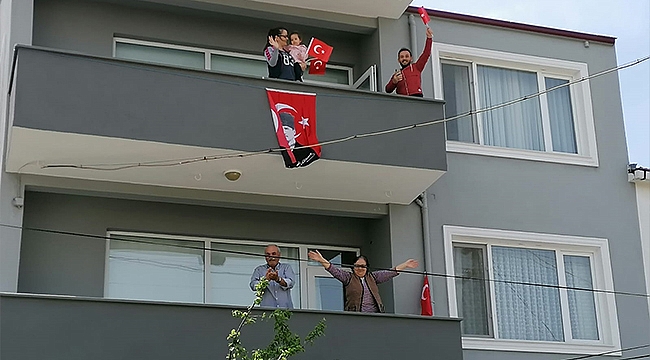 BAYRAMİÇ BELEDİYESİ, 23 NİSAN COŞKUSUNU ÇOCUKLARIN AYAĞINA GÖTÜRDÜ