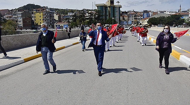 BİGA'DA 23 NİSAN BALKONLARDAN COŞKUYLA KUTLANDI