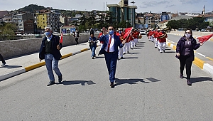 BİGA'DA 23 NİSAN BALKONLARDAN COŞKUYLA KUTLANDI