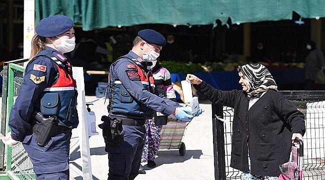 ÇANAKKALE'DE JANDARMA MASKE DAĞITTI