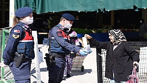 ÇANAKKALE'DE JANDARMA MASKE DAĞITTI