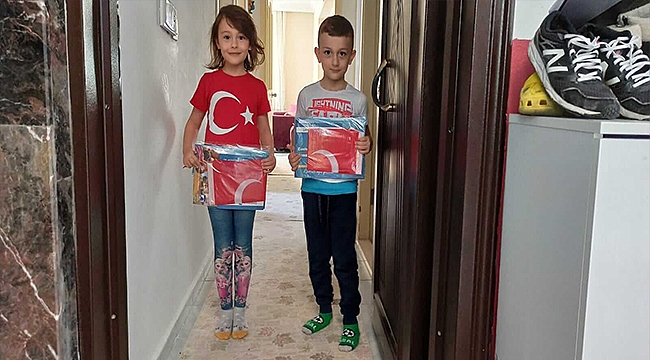 ÇOCUKLAR İÇİN HAZIRLANAN BOYAMA KİTAPLARI VE TÜRK BAYRAKLARI DAĞITILMAYA DEVAM EDİYOR