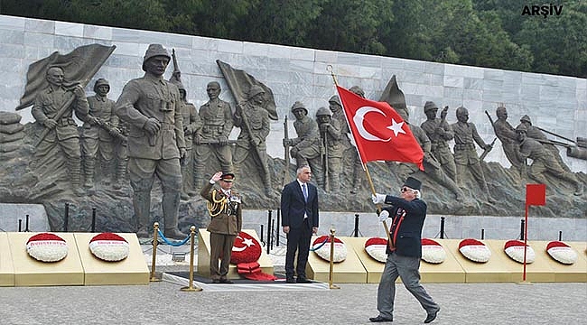 "TOPRAK EĞER UĞRUNDA ÖLEN VARSA VATANDIR!"