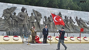 "TOPRAK EĞER UĞRUNDA ÖLEN VARSA VATANDIR!"