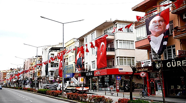 ULUSAL EGEMENLİĞİMİZİN 100. YILI İÇİN CADDE VE SOKAKLAR BAYRAKLAR İLE DONATILDI