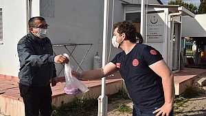 BAŞKAN ÖZ SAĞLIK PERSONELİNİ BAYRAMDA DA UNUTMADI