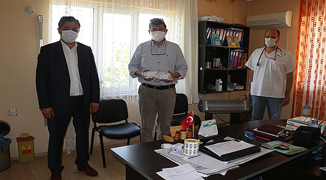 BAŞKAN UYGUN'DAN SAĞLIKÇILARA HEDİYE