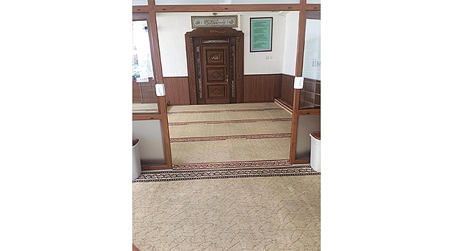 CAMİLERE EL DEZENFEKTANLARI YERLEŞTİRİLDİ