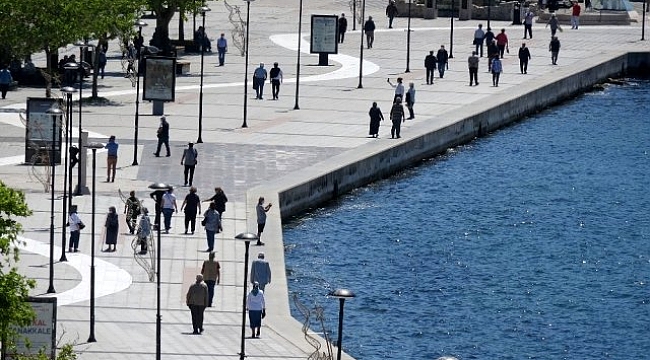 ÇANAKKALEDE 65 YAŞ ÜSTÜ SAHİLDE BAYRAMLAŞTI
