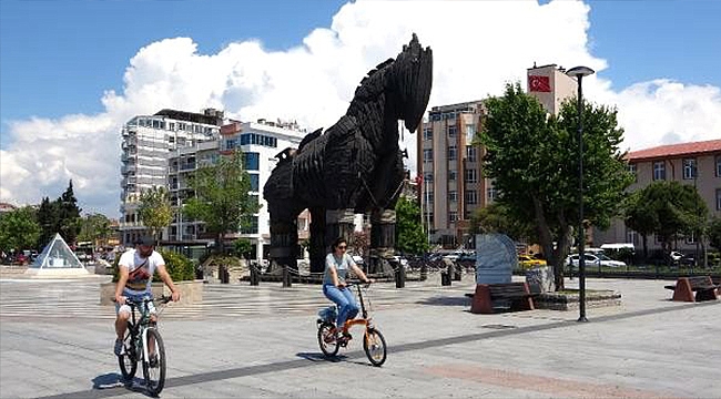 KORDON BOYU AÇILDI, SOSYAL MESAFE UNUTULDU!