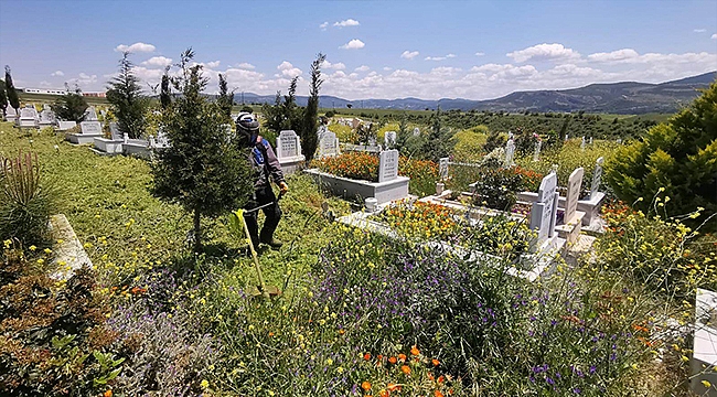 MEZARLIKLARDA TEMİZLİK ÇALIŞMALARI DEVAM EDİYOR