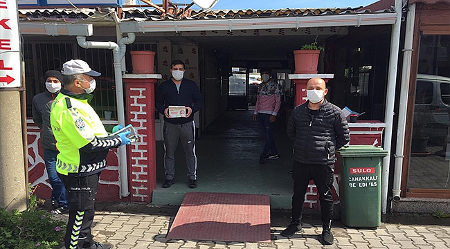POLİS VE JANDARMA ESNAFA MASKE DAĞITTI