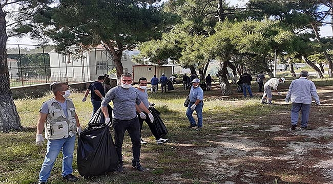 BAYRAMİÇ'TE BELEDİYE PERSONELİ ÇÖP TOPLADI