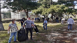 BAYRAMİÇ'TE BELEDİYE PERSONELİ ÇÖP TOPLADI