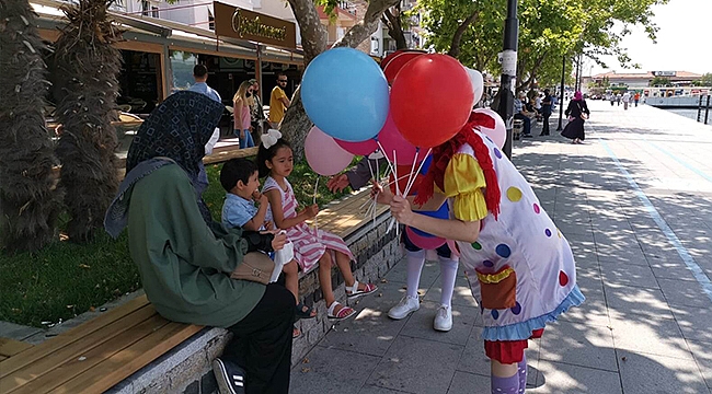 ÇANAKKALE BELEDİYESİNDEN ÇOCUKLARA BALON HEDİYESİ