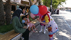 ÇANAKKALE BELEDİYESİNDEN ÇOCUKLARA BALON HEDİYESİ