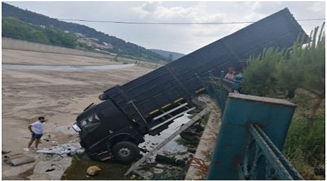 FRENLERİ BOŞALAN KAMYON, ÇAN KOCABAŞ ÇAYINA UÇTU!