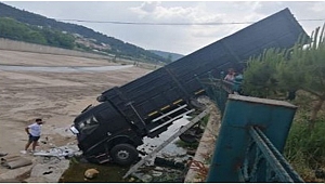 FRENLERİ BOŞALAN KAMYON, ÇAN KOCABAŞ ÇAYINA UÇTU!