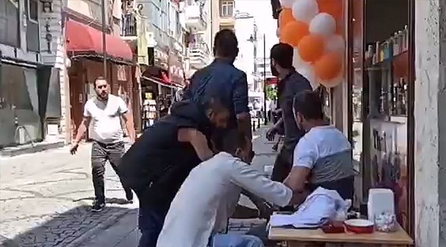 YALI CADDESİ'NDE BIÇAKLI KAVGA!