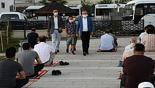 BÜLENT TURAN, BAYRAM NAMAZINI LAPSEKİ SAHİL CAMİSİNDE KILDI