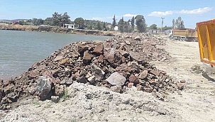 GELİBOLU YENİ FERİBOT TERMİNALİ'NİN DENİZ TAŞ DOLGU ÇALIŞMALARI SÜRÜYOR