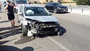 OTOMOBİL BARİYERLERE ÇARPTI 4 KİŞİ YARALANDI!