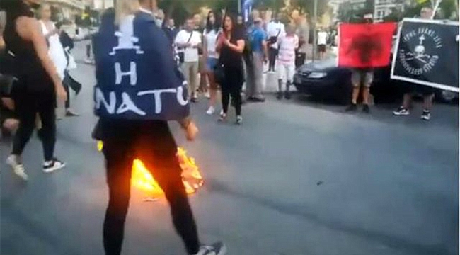 YUNANİSTAN DIŞİŞLERİ BAKANLIĞI'NDAN TÜRK BAYRAĞINA YAPILAN KÜSTAH SALDIRIYLA İLGİLİ İLK YORUM