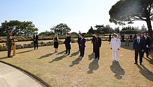 LONE PİNE AVUSTRALYA ANITI'NDA ÇELENK KOYMA TÖRENİ YAPILDI