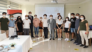 VALİ AKTAŞ, YKS VE LGS SINAVLARINDA DERECEYE GİREN ÖĞRENCİLERİ ÖDÜLLENDİRDİ