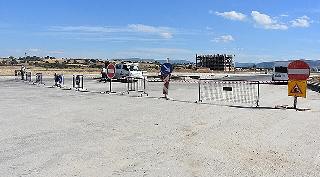 AHMET PİRİŞTİNA CADDESİNDE YENİLEME ÇALIŞMALARI SÜRÜYOR