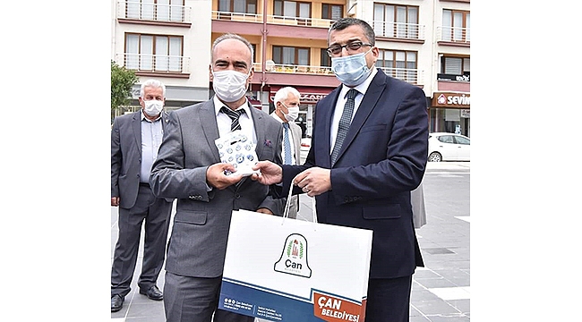 BAŞKAN ÖZ'DEN MUHTARLARA ANLAMLI HEDİYE