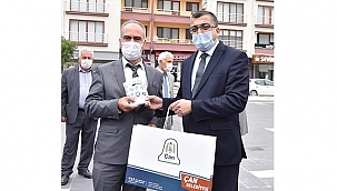 BAŞKAN ÖZ'DEN MUHTARLARA ANLAMLI HEDİYE