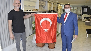 BAŞKAN ERDOĞAN, TÜRK BAYRAĞI DAĞITTI