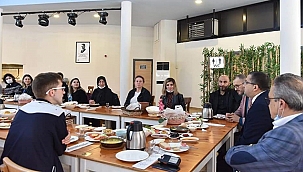 BAŞKAN ÖZ, ÇAN BELEDİYESİ TİYATRO OKULU ÖĞRENCİLERİYLE KAHVALTIDA BİR ARAYA GELDİ